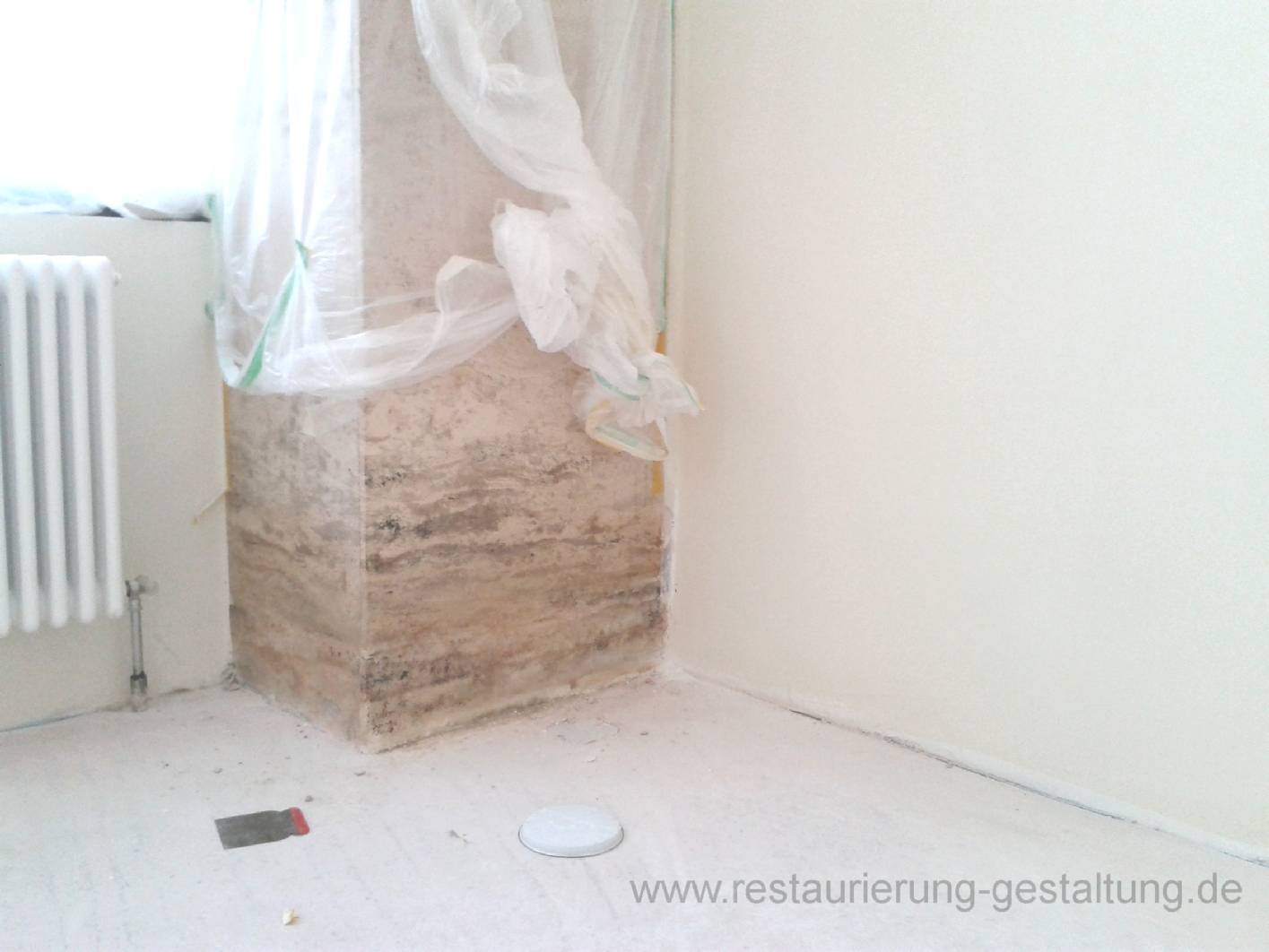 Die oben gezeigte Säule wurde vom Malermeister und staatl. geprüftem Techniker Norbert Schimpf aus Berlin farblich repariert. Mit Farbe und Pigment hat sich der als Restaurator für Steinimitation wie Sandsteinmalerei, Sandsteinimitation, Marmormalerei und historische Malerarbeiten arbeitende Malermeister in Berlin spezialisiert. Meiste restauriert oder gestaltet Malermeister Schimpf Altbauhäuser aus der Gründerzeit und dem Jugendstil.